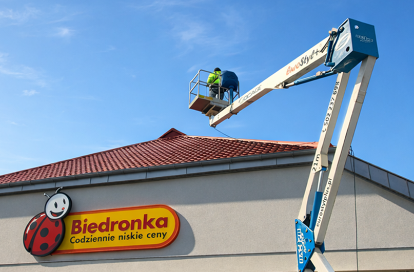 Czyszczenie elewacji sklepu Biedronka z wykorzystaniem podnośnika