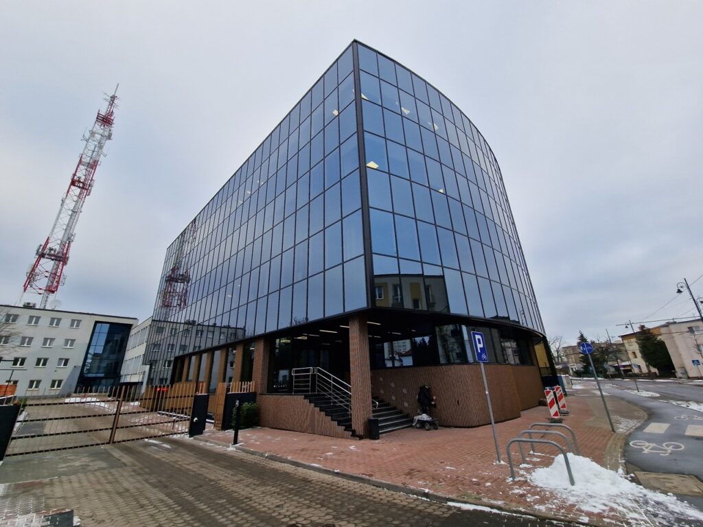 Szklana elewacja budynku biurowego po czyszczeniu