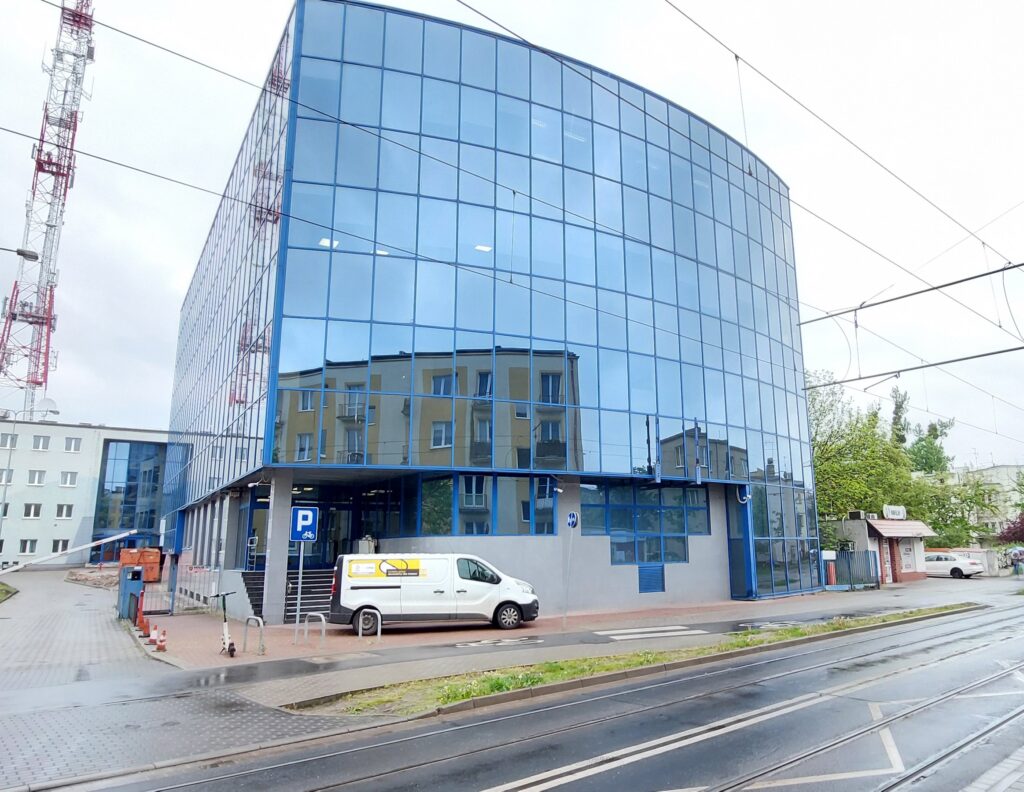 Mycie szklanej fasady wysokiego budynku biurowego