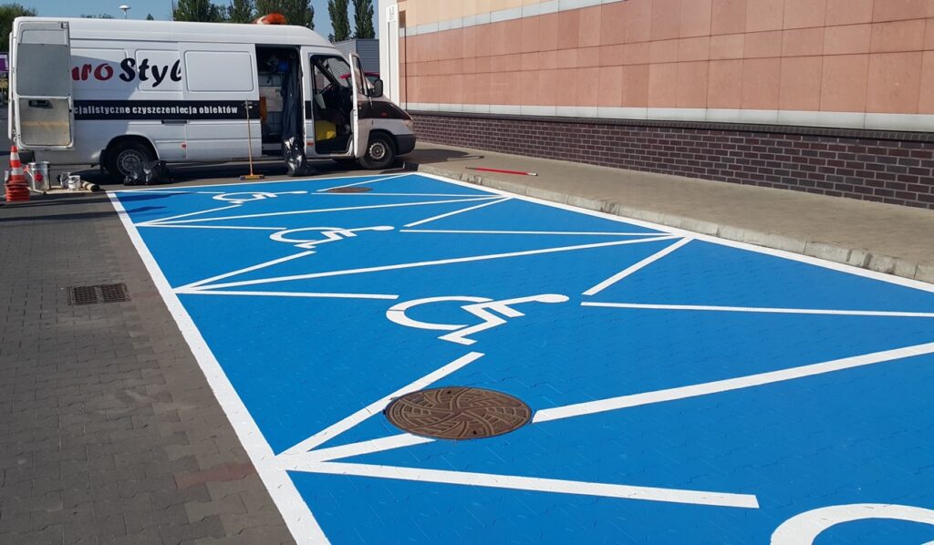 Niebieskie oznakowanie miejsca parkingowego dla osób z niepełnosprawnością