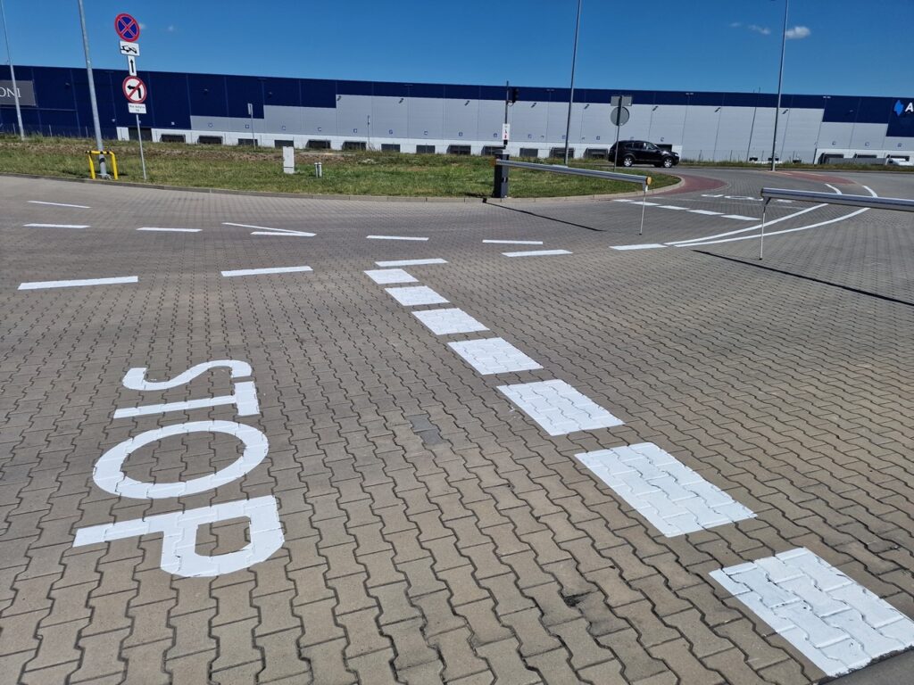 Oznakowanie miejsca parkingowego dla osób z niepełnosprawnością na placu